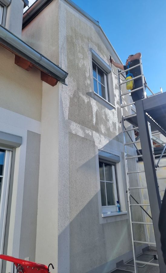 Moderne Gebäudefassade vor und nach der Reinigung