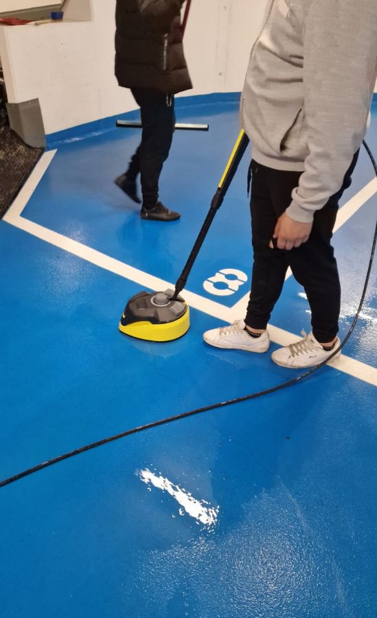 Glänzende Fliesen nach professioneller Bodenpflege