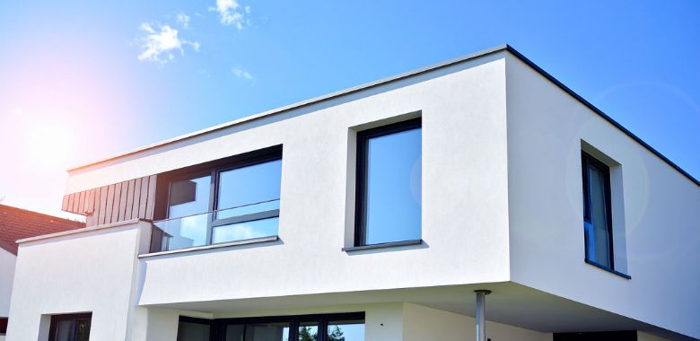 Schonende Fassadenreinigung in Wien gegen Schmutz, Algen und Witterungsspuren