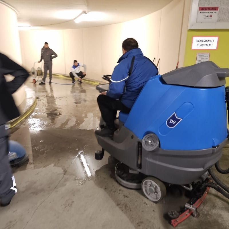 Maschinelle Bodenreinigung in Wien mit Scheuersaugmaschine für saubere und glänzende Böden