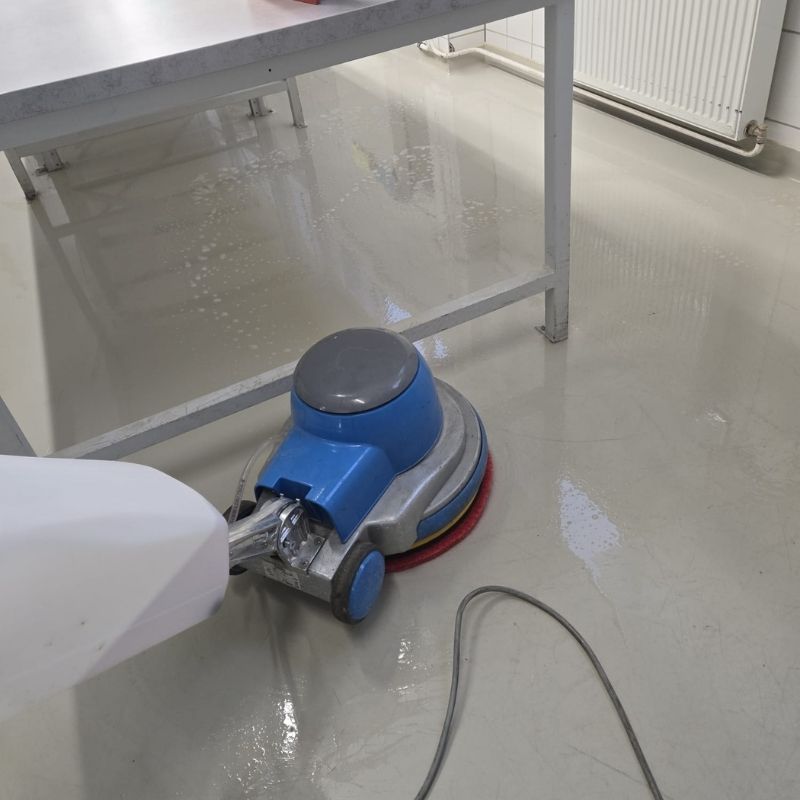 Büroreinigung in Wien mit gründlicher Reinigung von Schreibtischen, Böden und Arbeitsbereichen