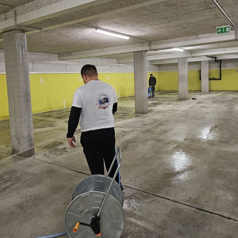 Professionelle Reinigung einer Industriehalle in Wien mit modernen Maschinen und geschultem Personal