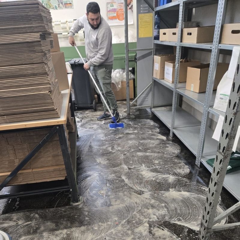 Reinigung eines Lagers in Wien mit Fokus auf Sauberkeit, Ordnung und sichere Arbeitsumgebung