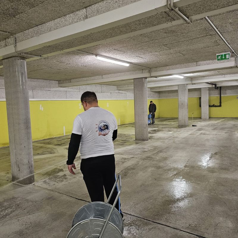 Bodenreinigung – gereinigter Hallenboden in Wien