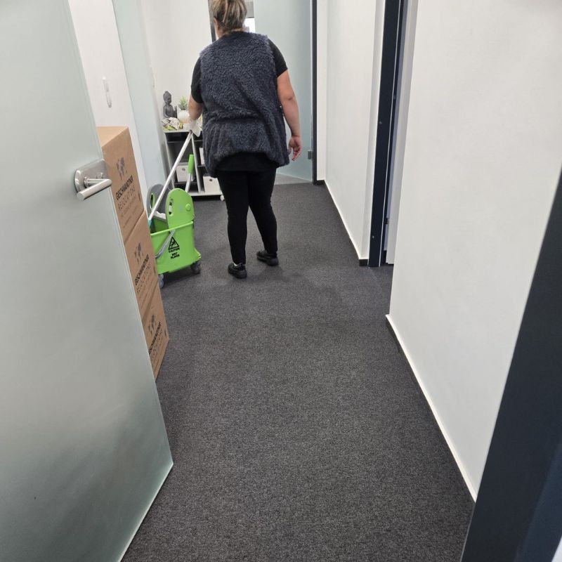Büroreinigung – gereinigter Arbeitsbereich in Wien
