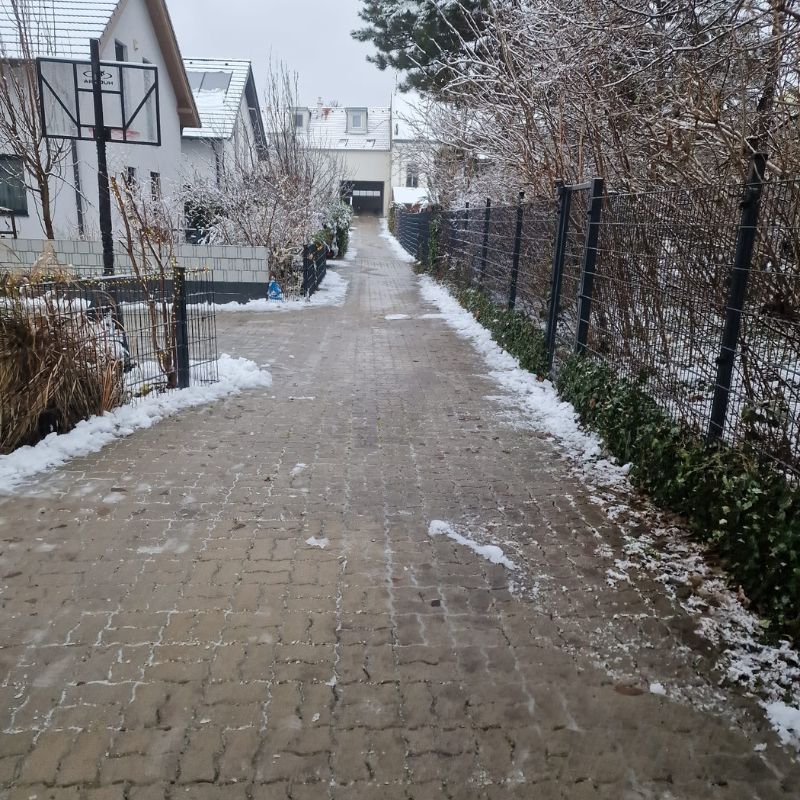 Winterdienst – gestreuter Gehweg in Wien