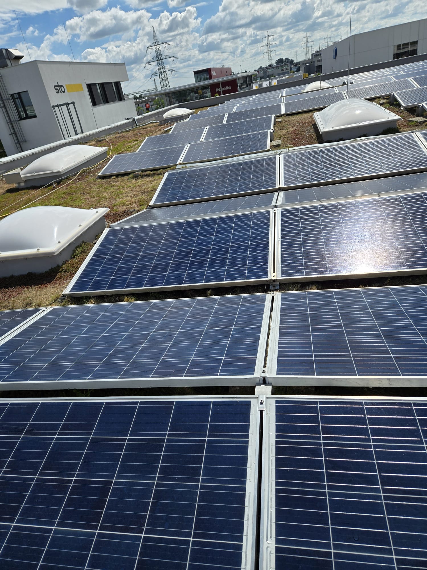 Solarreinigung Wien – Solaranlage Reinigung Flachdach